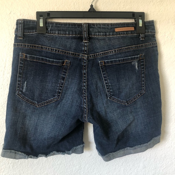Mid rise, distressed mid length jean shorts,size 7 - Picture 2 of 4